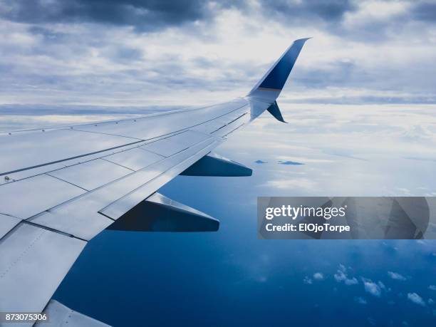 flying near panamá, view from window - ala de avión fotografías e imágenes de stock