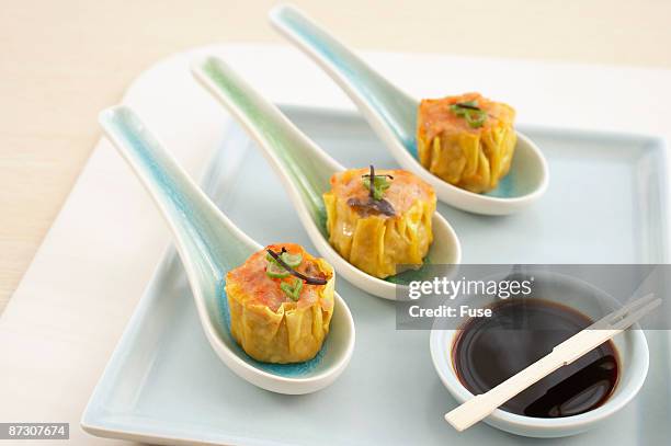 three spoons with savory pastries with sauce - savory sauce 個照片及圖片檔