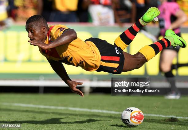 Watson Boas of Papua New Guinea scores a try during the 2017 Rugby League World Cup match between Papua New Guinea and the United States on November...