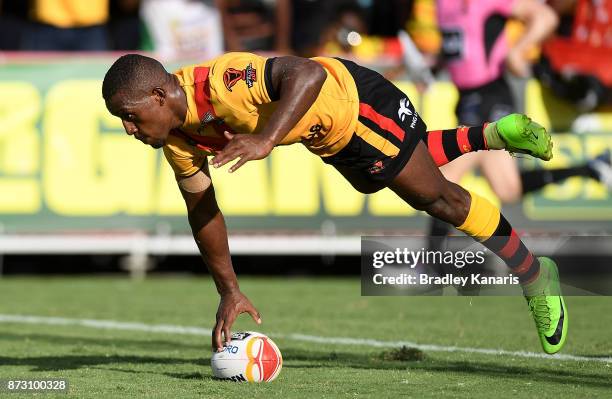 Watson Boas of Papua New Guinea scores a try during the 2017 Rugby League World Cup match between Papua New Guinea and the United States on November...