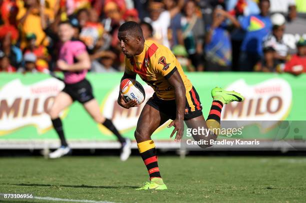 Watson Boas of Papua New Guinea scores a try during the 2017 Rugby League World Cup match between Papua New Guinea and the United States on November...