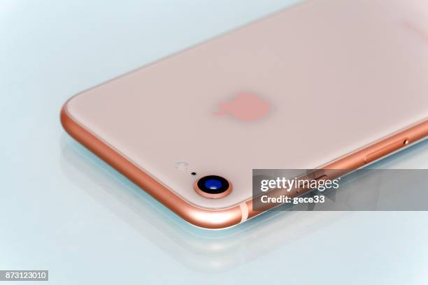 iphone 8 gold - rose gold imagens e fotografias de stock