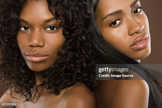 portrait of two young women - cabelo liso - fotografias e filmes do acervo