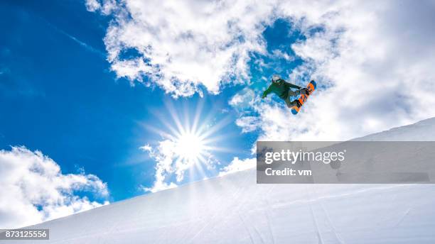 snowboarder am sprung - halfpipe stock-fotos und bilder