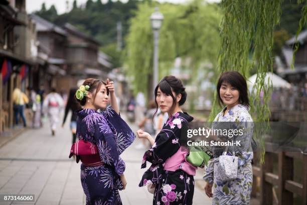 moeder en zussen in yukata wandelen in de traditionele stijl van de edo-periode stad - hangout festival day 3 stockfoto's en -beelden