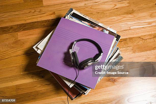 headphones and records - vinyl records stock-fotos und bilder