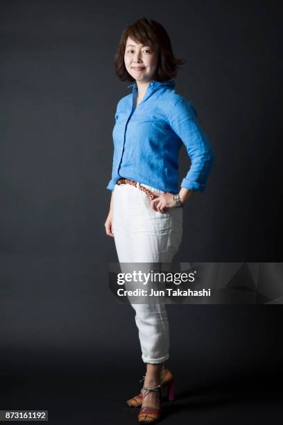 japanese woman on black back ground - rolled up pants 個照片及圖片檔