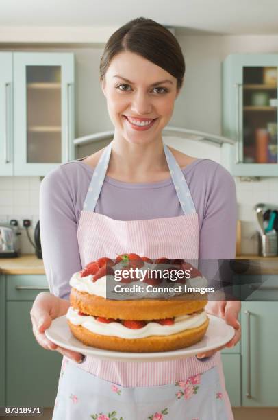 woman with a cake - avental imagens e fotografias de stock