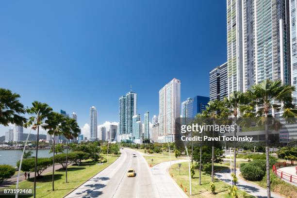 residential condominiums along the avenida balboa, panama city - steueroase stock-fotos und bilder