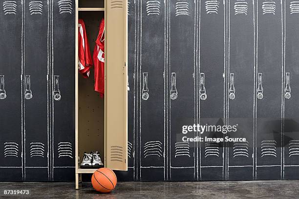 basketball uniform hanging in a locker - basketbaltenue stockfoto's en -beelden