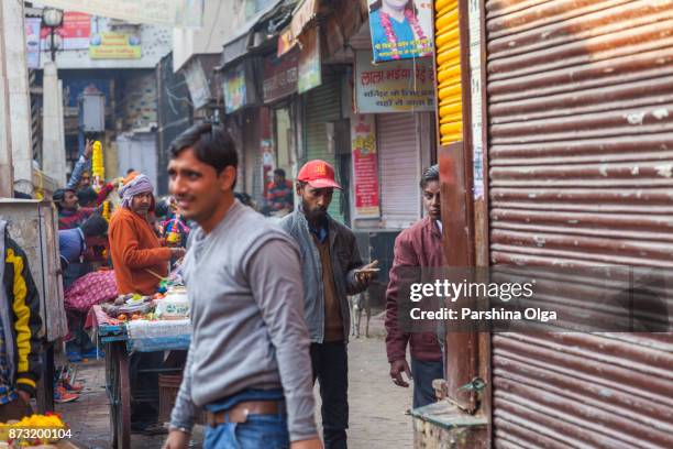 volwassen man verkoop van levensmiddelen op de straat van vrindavan, india - mathura city people stockfoto's en -beelden
