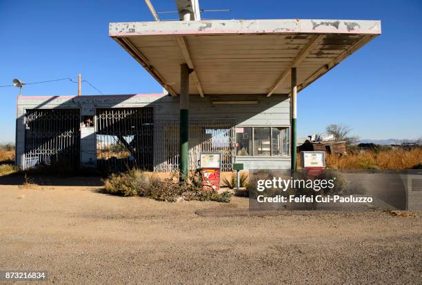 abandoned gas station at san simon, arizona, usa - verlaten slechte staat stockfoto's en -beelden