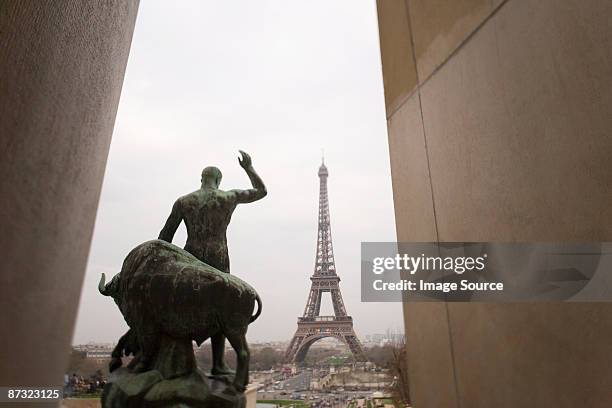 statue and eiffel tower - palais de chaillot stock-fotos und bilder