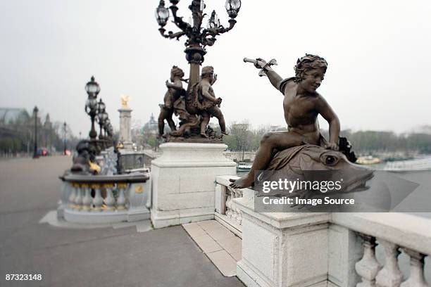 pont alexander iii paris - statue paris photos et images de collection