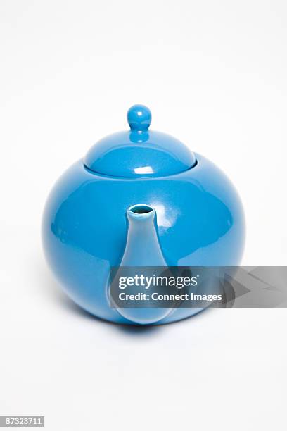 blue teapot - théière photos et images de collection