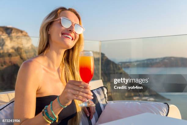 zonsondergang met vers drankje - tequila sunrise stockfoto's en -beelden