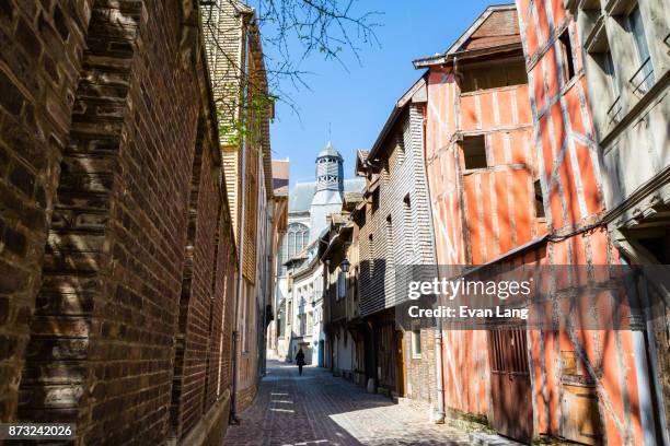 half-timbered buildings in troyes - troyes champagne region stock pictures, royalty-free photos & images