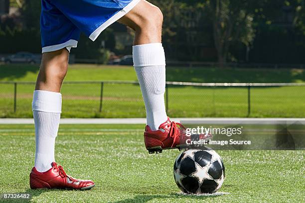 legs of a footballer and football - chuteira imagens e fotografias de stock