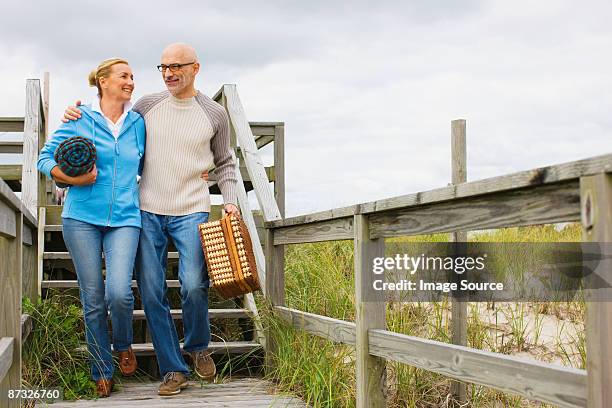 couple going for picnic - 50 60 jahre brille stock-fotos und bilder