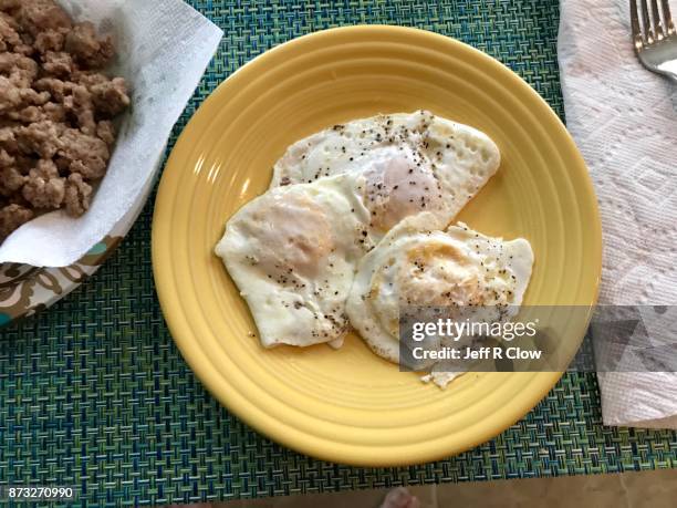 fried eggs at home 2 - setzei stock-fotos und bilder