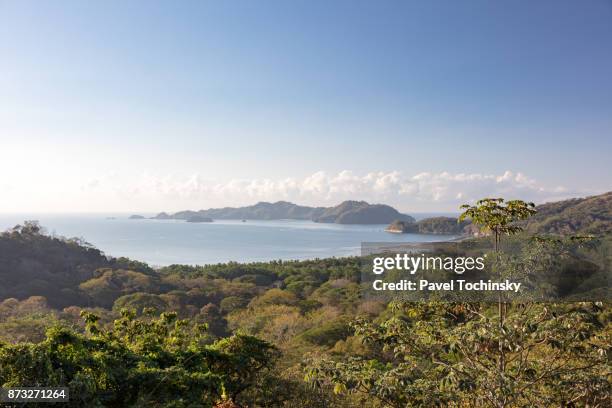 isla tortuga seen from the hills behind playa organos, nicoya peninsula, costa rica - 尼科亞半島 個照片及圖片檔