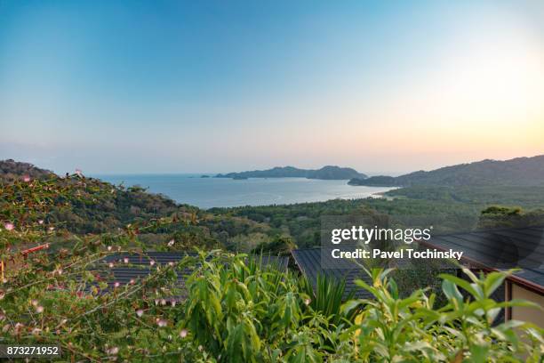 sunset over isla tortuga seen from the hills behind playa organos, nicoya peninsula, costa rica - 尼科亞半島 個照片及圖片檔