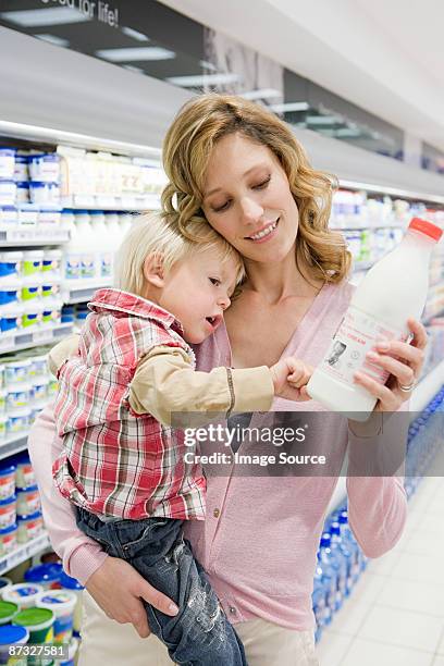 mutter und kind mit milch - mom buying milk stock-fotos und bilder