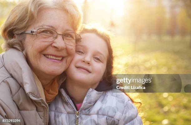 mijn gran love me - grootmoeder witte achtergrond stockfoto's en -beelden