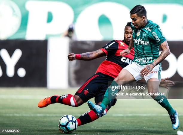 Rafael Vaz of Flamengo and Dudu of Palmeiras in action during the match between Palmeiras and Flamengo for the Brasileirao Series A 2017 at Allianz...