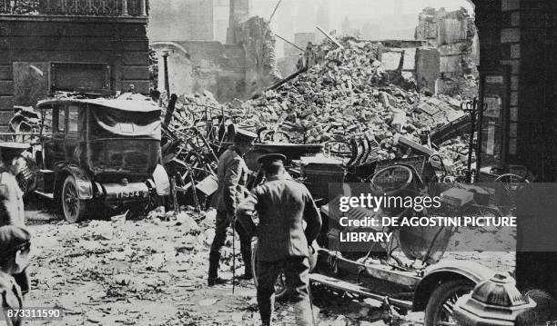 Barricade of cars and bicycles on Prince's Street, Dublin, Ireland, Easter Rising, from L'Illustrazione Italiana, Year XLIII, No 20, May 14, 1916.