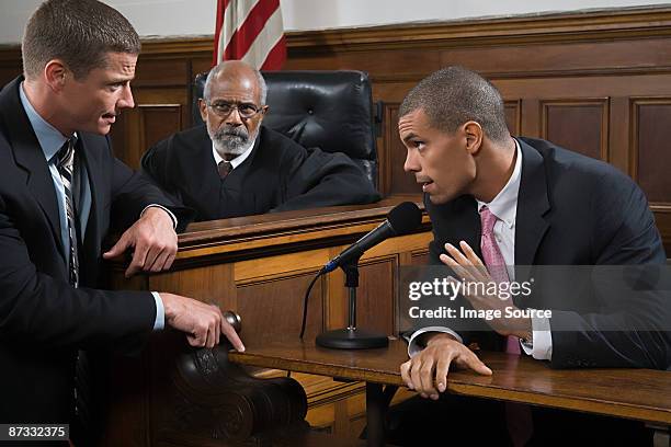 a lawyer questioning a suspect - witness 個照片及圖片檔