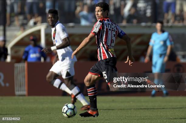 Hernanes of Sao Paulo runs with the ball during the match between Vasco da Gama and Sao Paulo as part of Brasileirao Series A 2017 at Sao Januario...