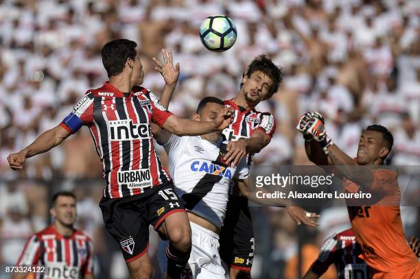Rafael Marques of Vasco da Gama struggles for the ball with Hernanes , Rodrigo Caio and SidÃ£o of Sao Paulo during the match between Vasco da Gama...