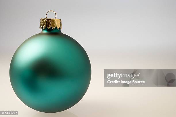 green chrtistmas bauble - esferas de navidad fotografías e imágenes de stock