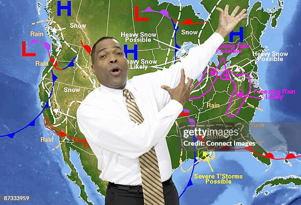 weather presenter - carta metereológica fotografías e imágenes de stock