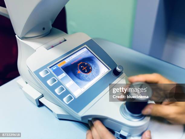 optometry corneal topographer showing an eye and cornea on screen - eye doctor stock pictures, royalty-free photos & images