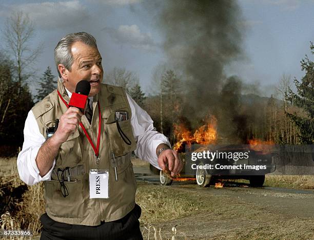 news presenter and car on fire - apresentador de programa televisivo imagens e fotografias de stock