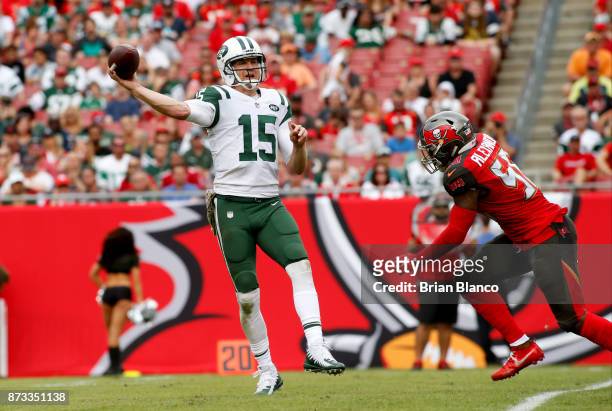 Quarterback Josh McCown of the New York Jets throws to a receiver while getting pressure from middle linebacker Kwon Alexander of the Tampa Bay...