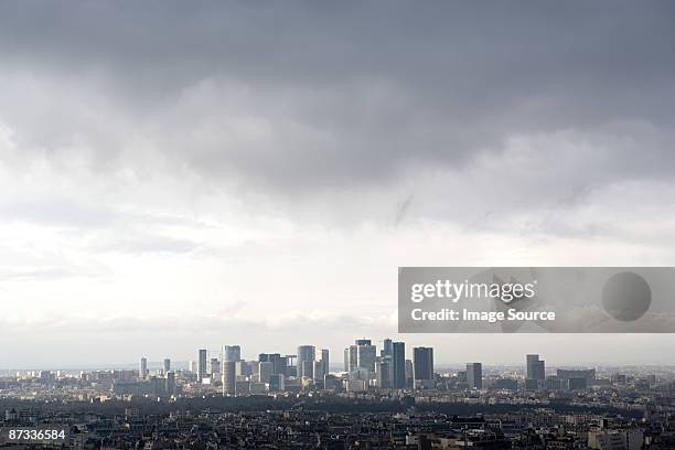 la defense paris - grey sky stock-fotos und bilder