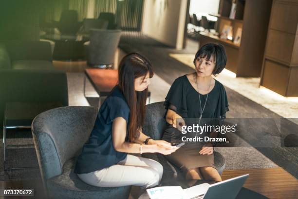 gemachtigd vertegenwoordiger formulier japanse inusrance bedrijf bezoeken client thuis - business audit stockfoto's en -beelden
