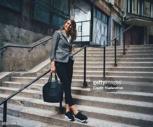 vrouw staande op de trap - business shoes stockfoto's en -beelden