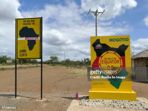 crossing the equator in kenya - equador latitude - fotografias e filmes do acervo
