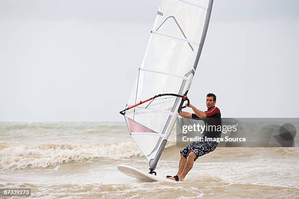 windsurfer - windsurf stockfoto's en -beelden