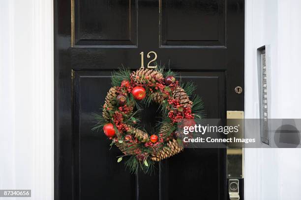 wreath on a door - christmas decorations house exterior stock pictures, royalty-free photos & images