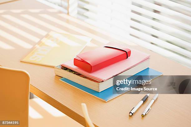livres et des stylos sur un bureau - trousse d'écolier photos et images de collection