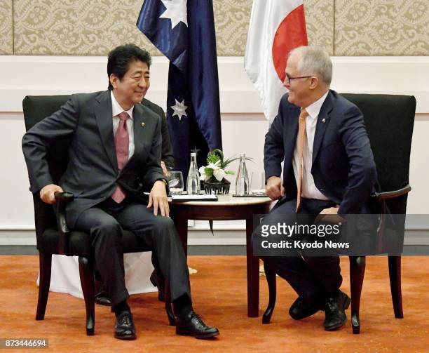 Japanese Prime Minister Shinzo Abe and Australian counterpart Malcolm Turnbull hold bilateral talks in Manila on Nov. 13 following their three-way...