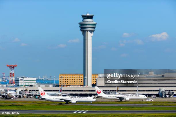 airplanes line up at tokyo haneda airport - tokyo international airport stock pictures, royalty-free photos & images