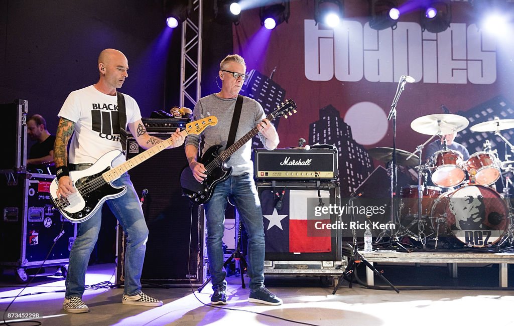 Toadsie Musicians Doni Blair and Vaden Todd Lewis of the Toadies perform in ...