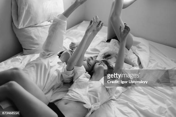 black and white portrait of three women in the bed - bachelorette photos et images de collection