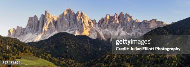 the puez-odle range in the dolomites. - parco naturale puez odle foto e immagini stock